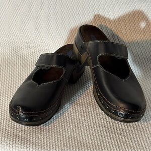 WOLKY Sz 42 Black Leather Clogs with Rivets and Front Seam Suede Insole Velcro